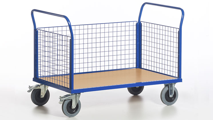 Chariot plateforme avec deux dossiers grillagés et une ridelle